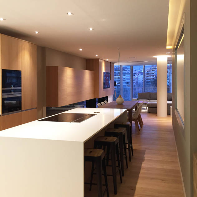 Foto interior de cocina con isla: Cocinas integrales de estilo  de GARLIC arquitectos, Moderno Cuarzo  