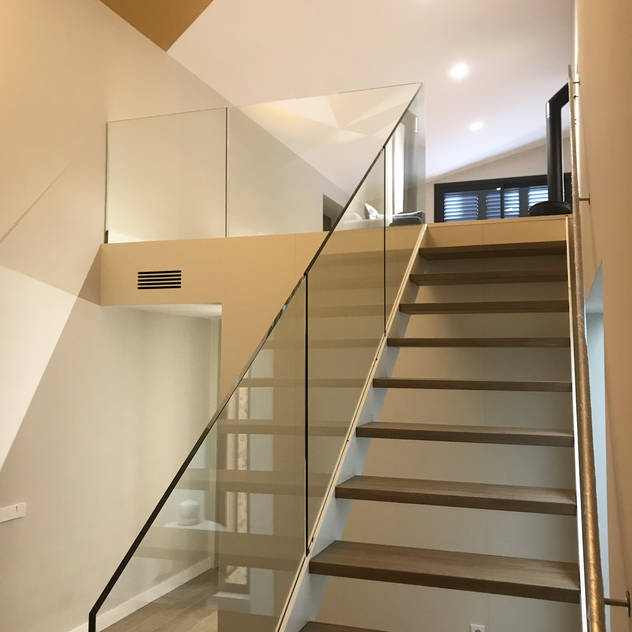 Detalle escalera interior: Escaleras de estilo  de GARLIC arquitectos, Moderno   