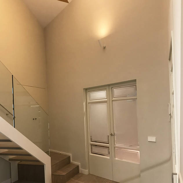 Detalle de escalera y puertas originales: Escaleras de estilo  de GARLIC arquitectos, Moderno   
