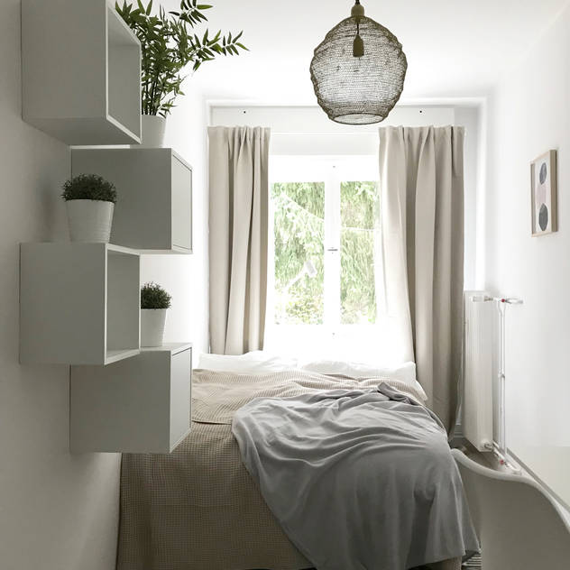 Kleines, gemütliches Schlafzimmer mit Boxspringbett Lux-Design-Living Kleines Schlafzimmer Weiß kleines Schlafzimmer, Schlafzimmer, hell, Ikea, Wandkasten, Wandregale, Boxspringbett, beige, weiß
