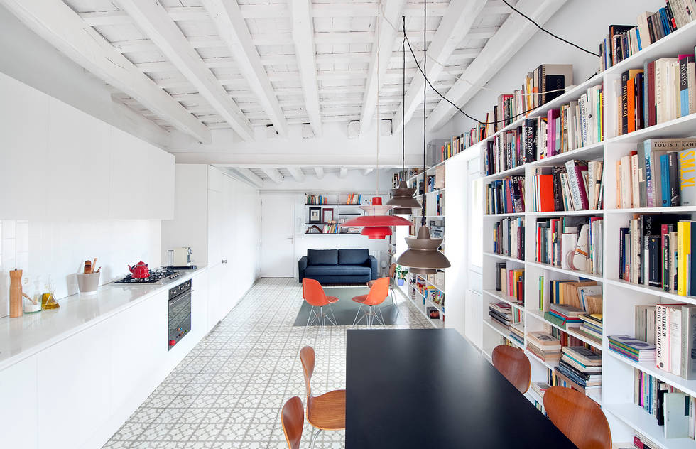 Reforma de vivienda en el barrio del Raval de Barcelona: Comedores de estilo moderno de manrique planas arquitectes