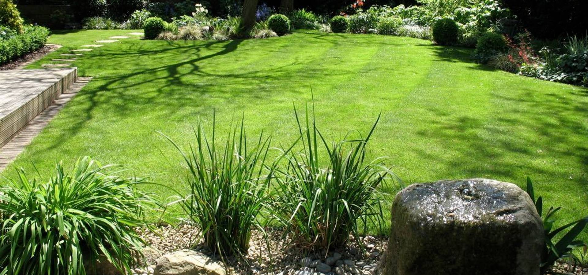 Shady family garden, profesjonalista: Louise Yates Garden ...