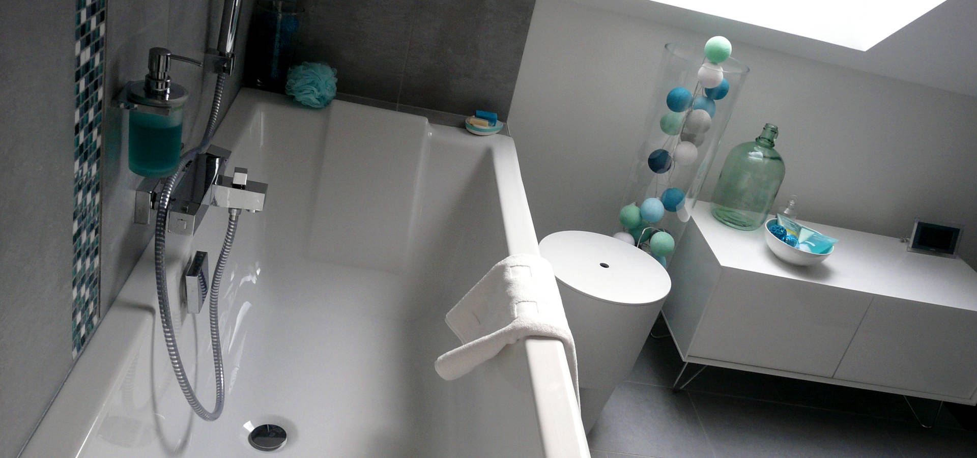 Salle de bain sous combles von Atelier MurMURS | homify Salle de bain sous combles von Atelier MurMURS | homify