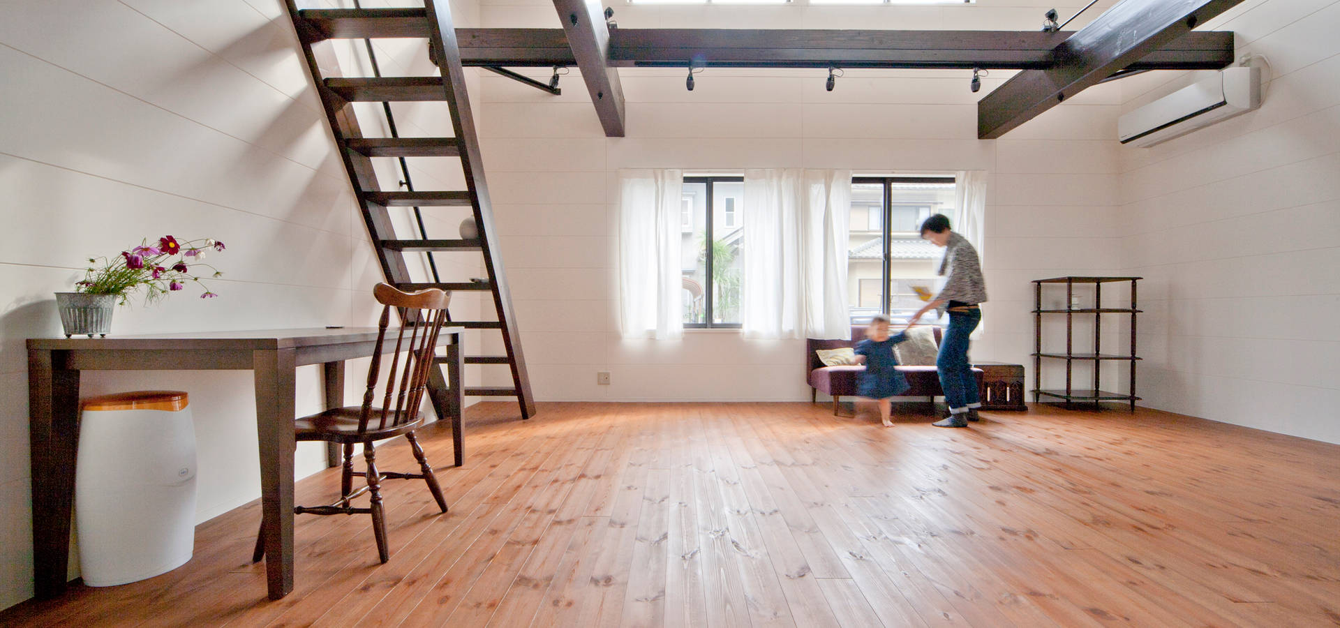 古いマンションの室内段差をうまく活用し リビング天井高を3ｍ確保して倉庫っぽくレトロにリノベーション Homify