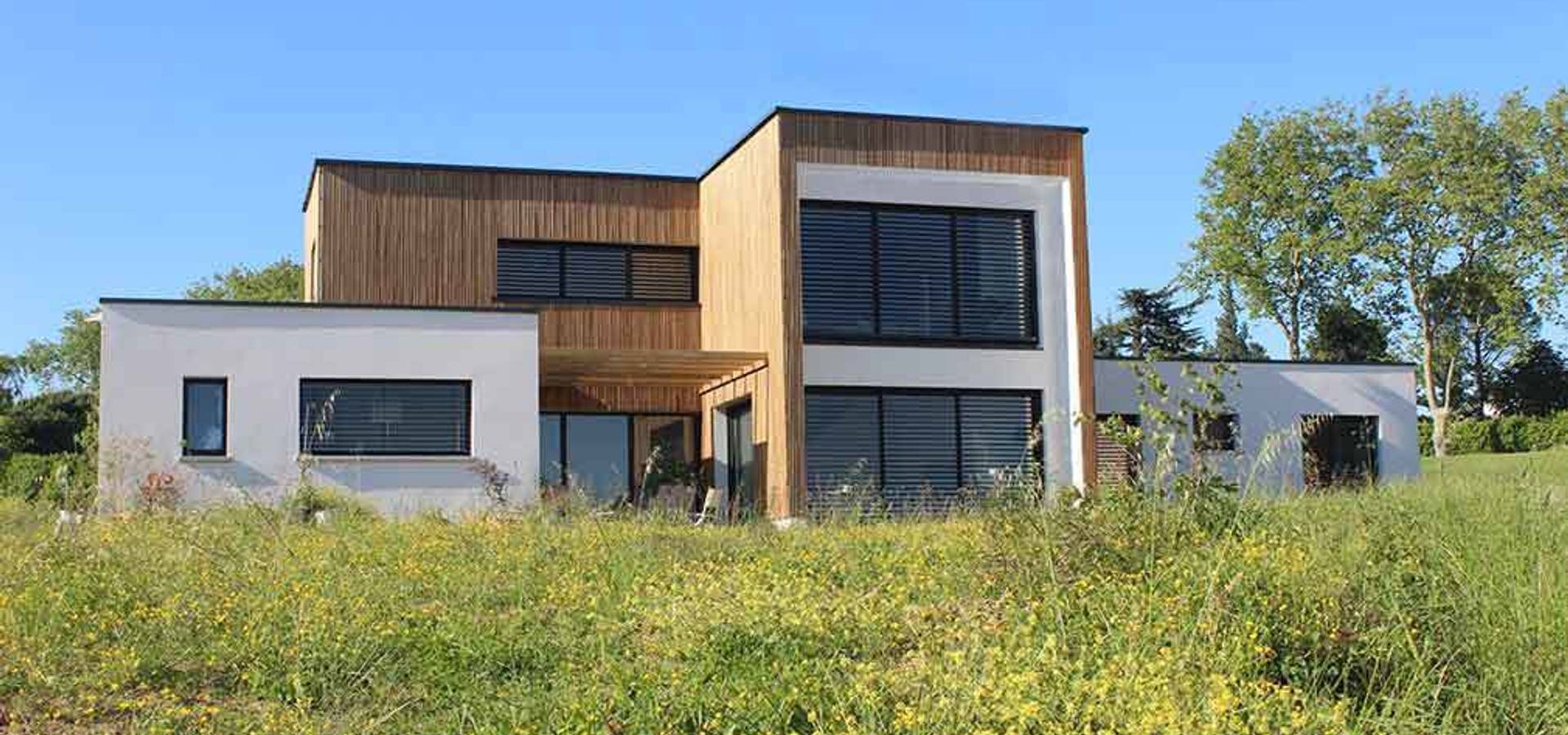 Maison Contemporaine A Grande Terrasse Couverte Et Tuiles Noires By Atelier Scenario Homify