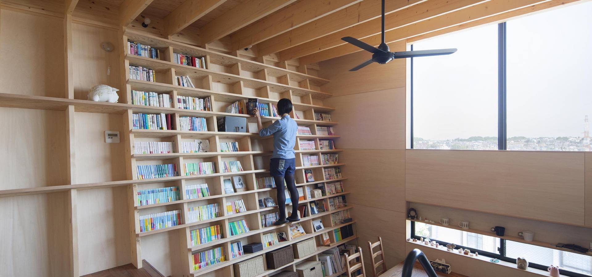 のぼれる本棚の家 Homify