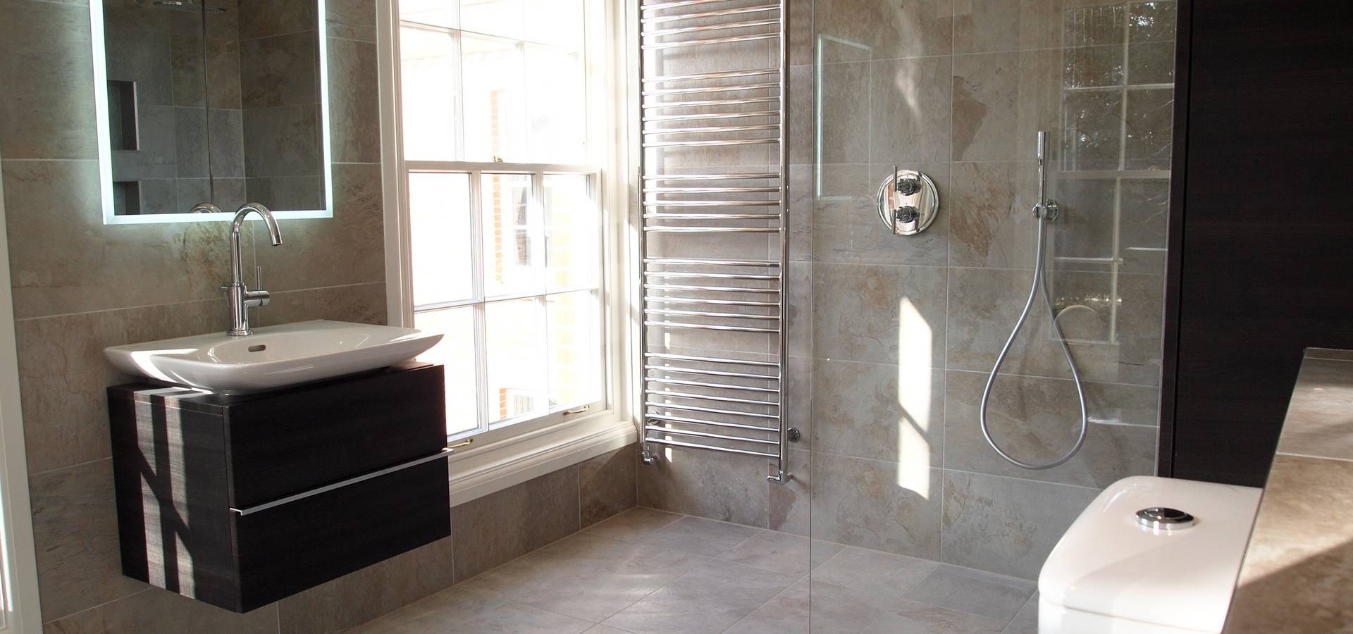 Exquisite Shower Room by DeVal Bathrooms homify Exquisite Shower Room by DeVal Bathrooms homify