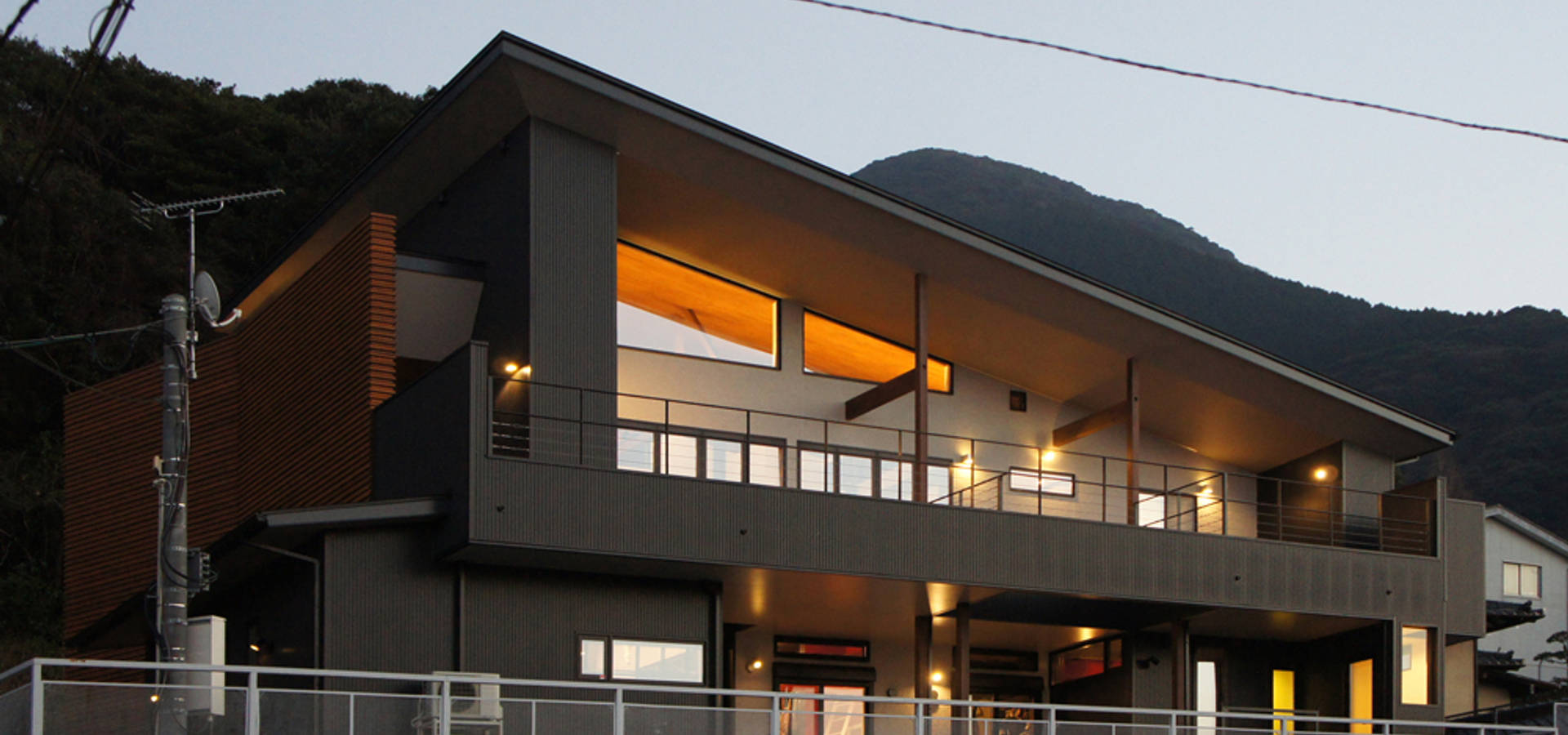 深い軒の外部空間を楽しむ 平屋の大屋根の美しい家 Homify 深い軒の外部空間を楽しむ 平屋の大屋根の美しい家 Homify
