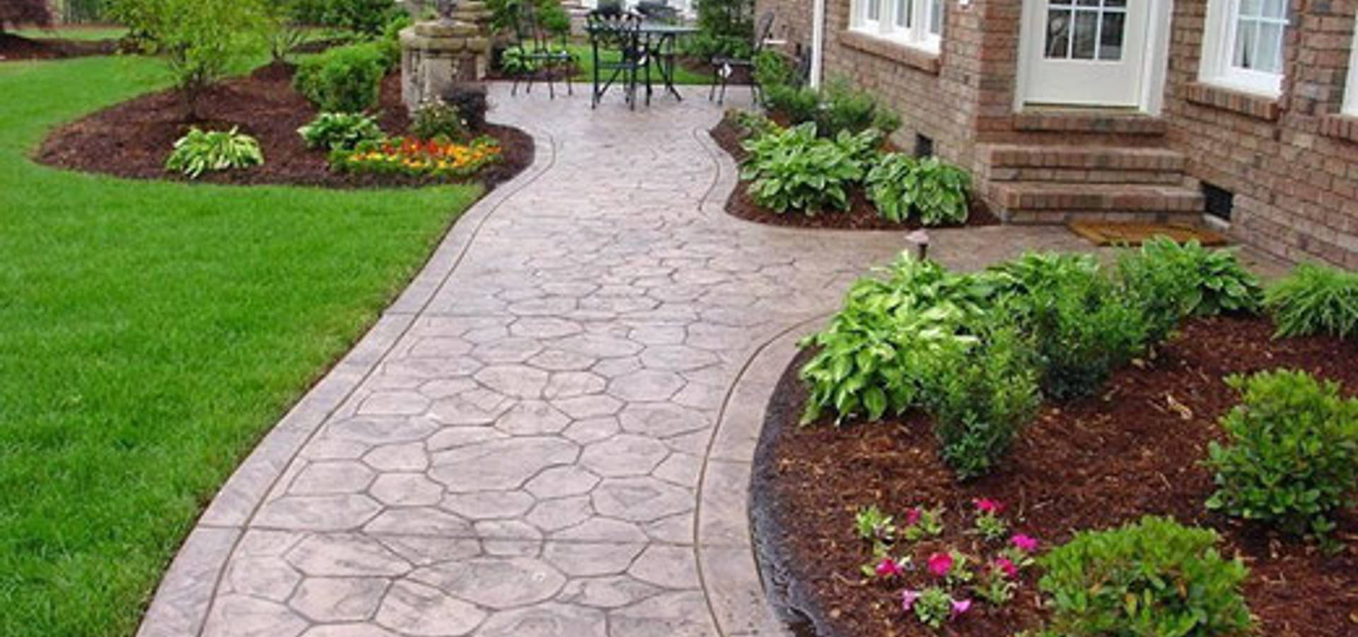 Вместо тротуарной плитки во дворе частного дома бетон