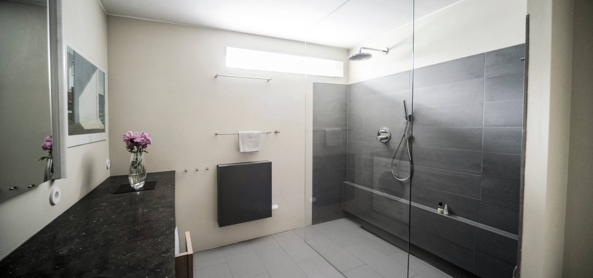 Functionele moderne badkamer von B1 architectuur | homify Functionele moderne badkamer von B1 architectuur | homify