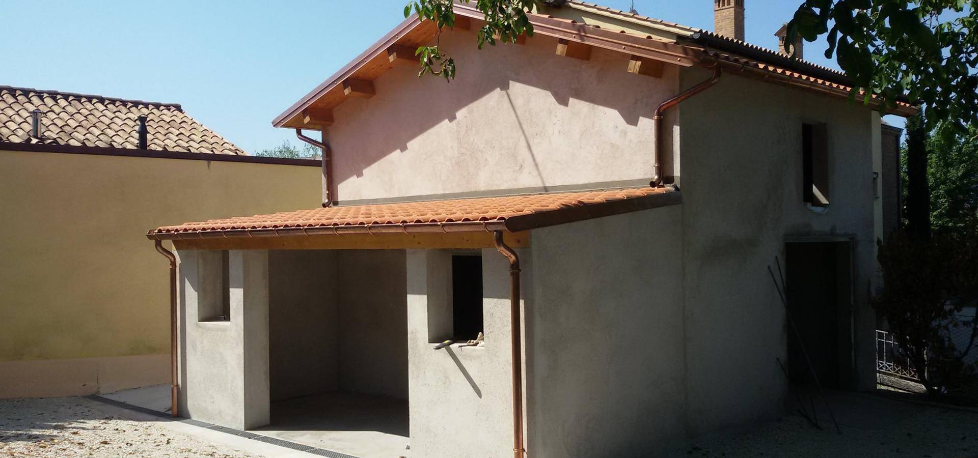 Rifacimento cornicione del tetto condominiale con lo scarico. di ... Rifacimento del tetto