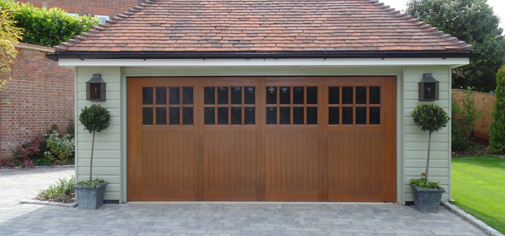 Wessex Garage Doors: Cửa Gara in Banstead | homify