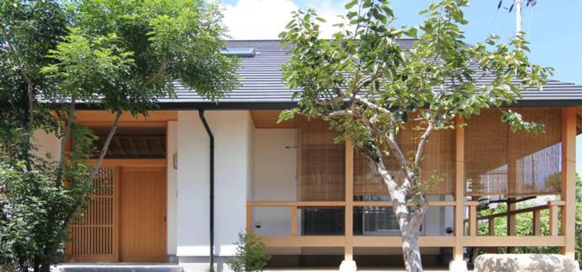 坪庭のある招き屋根の家 Homify