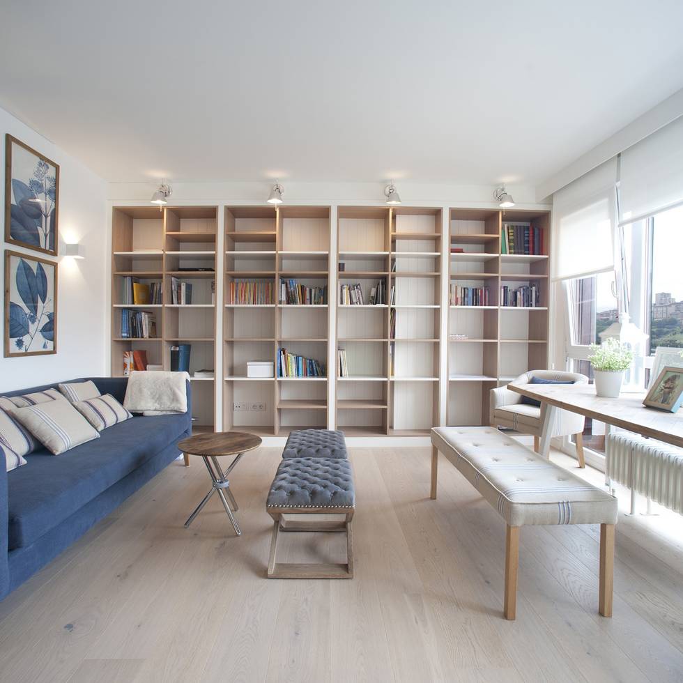 Reforma de vivienda en madera, blanco y tonos azules: Salones de estilo clásico de Sube Susaeta Interiorismo