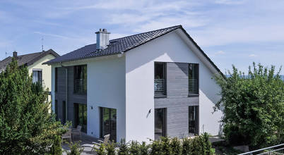 Satteldachhaus mit asymmetrischer Firstanordnung: moderne Häuser von KitzlingerHaus GmbH & Co. KG