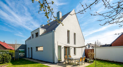 Gartenansicht: minimalistische Häuser von Architektur Jansen