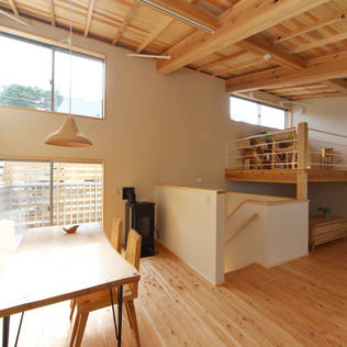 自然素材と自然エネルギーを利活用した住まい: 株式会社 建築工房零が手掛けたtranslation missing: jp.style.ダイニング.eclecticダイニングです。