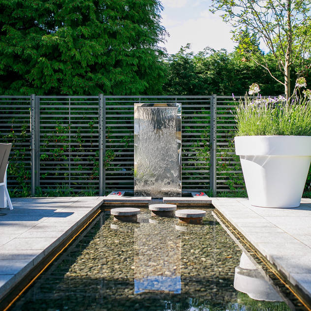 Pool and water wall: modern Garden by Barnes Walker Ltd