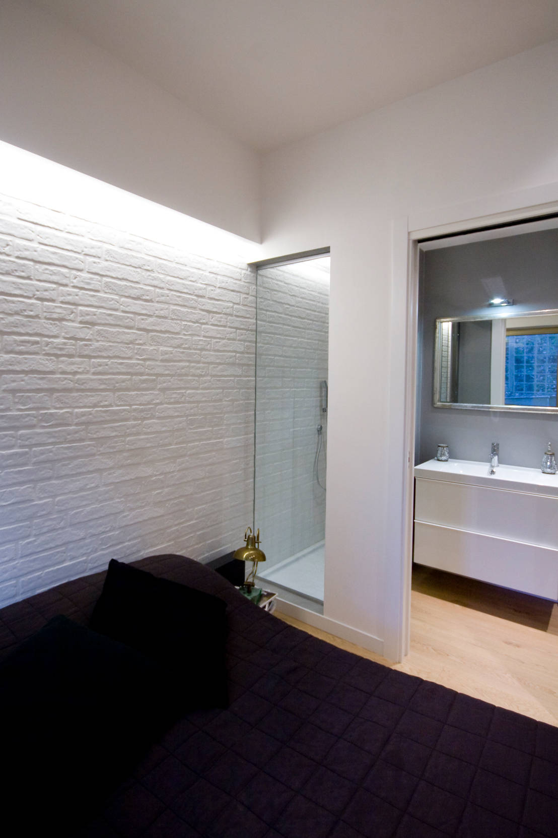 Come ricavare un bagno nella camera da letto Doccia davanti alle finestra