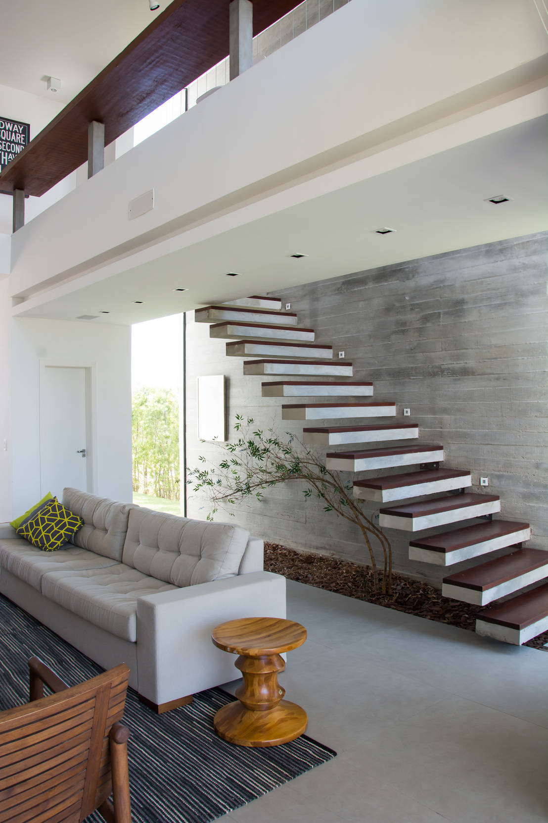 18 escaleras con hermoso jardín de piedras
