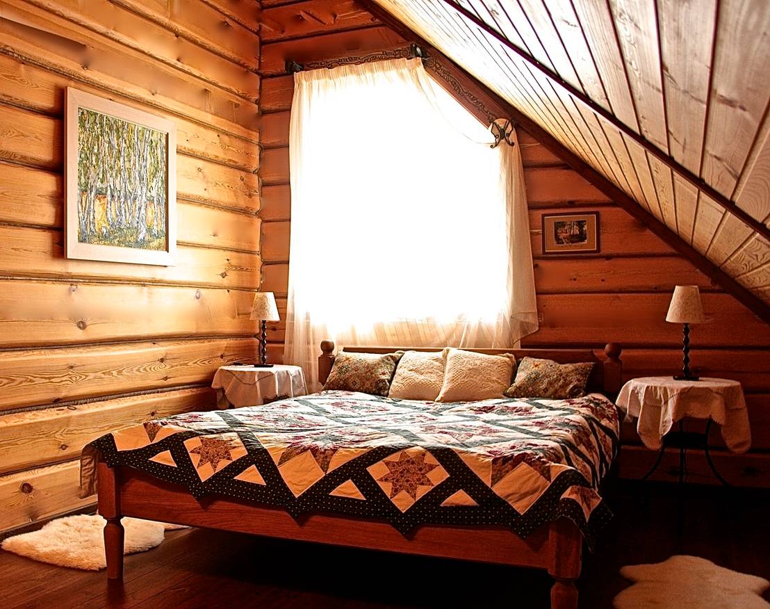 Интерьер спальни в бревенчатом доме в русском стиле