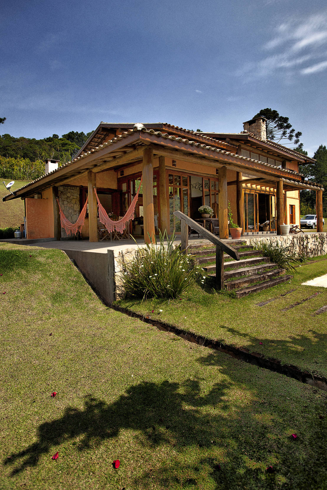 Diseños para la finca: casa de dos pisos con un patio precioso