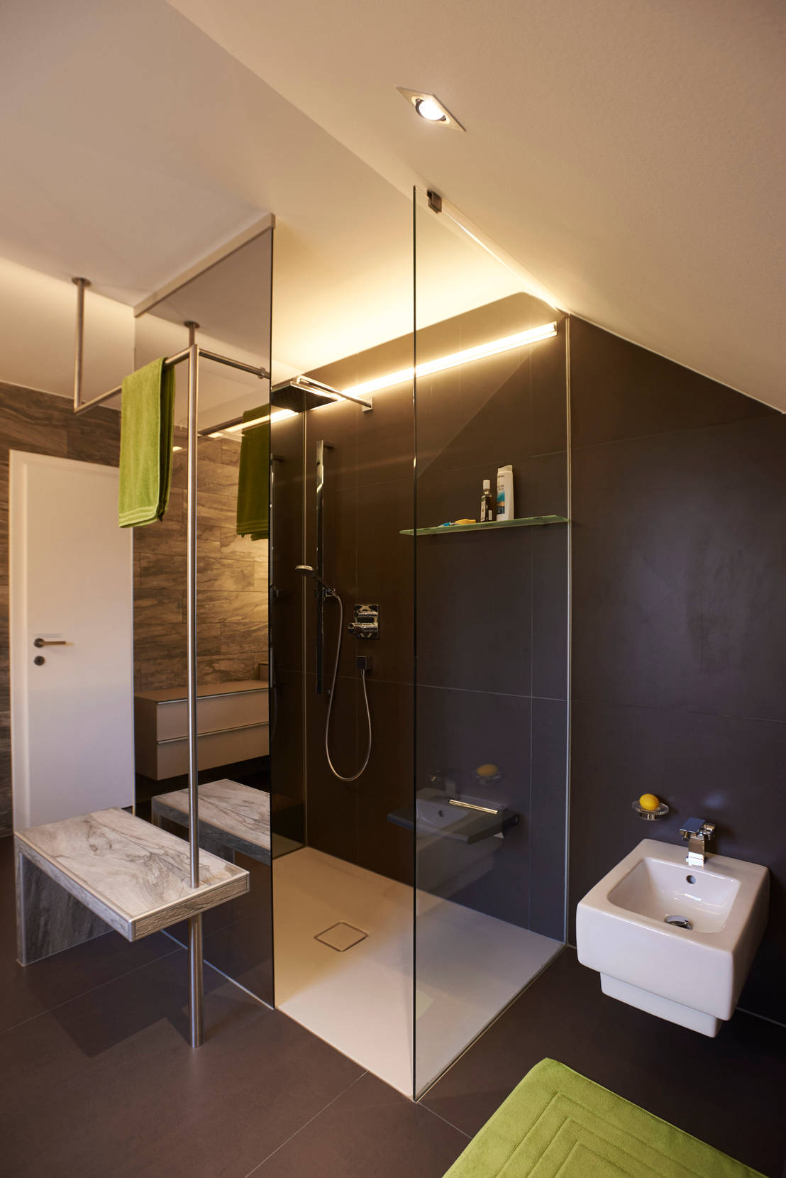 Modernes sowie funktionelles Badezimmer - moderne Materialien ... Modernes sowie funktionelles Badezimmer - moderne Materialien ...