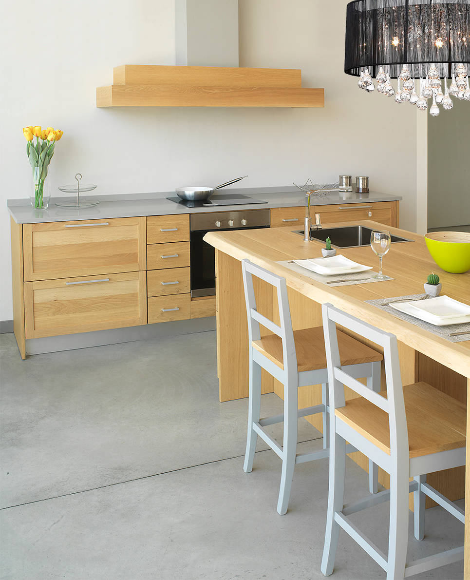 Cucina con isola in rovere massello, su misura di LA ...