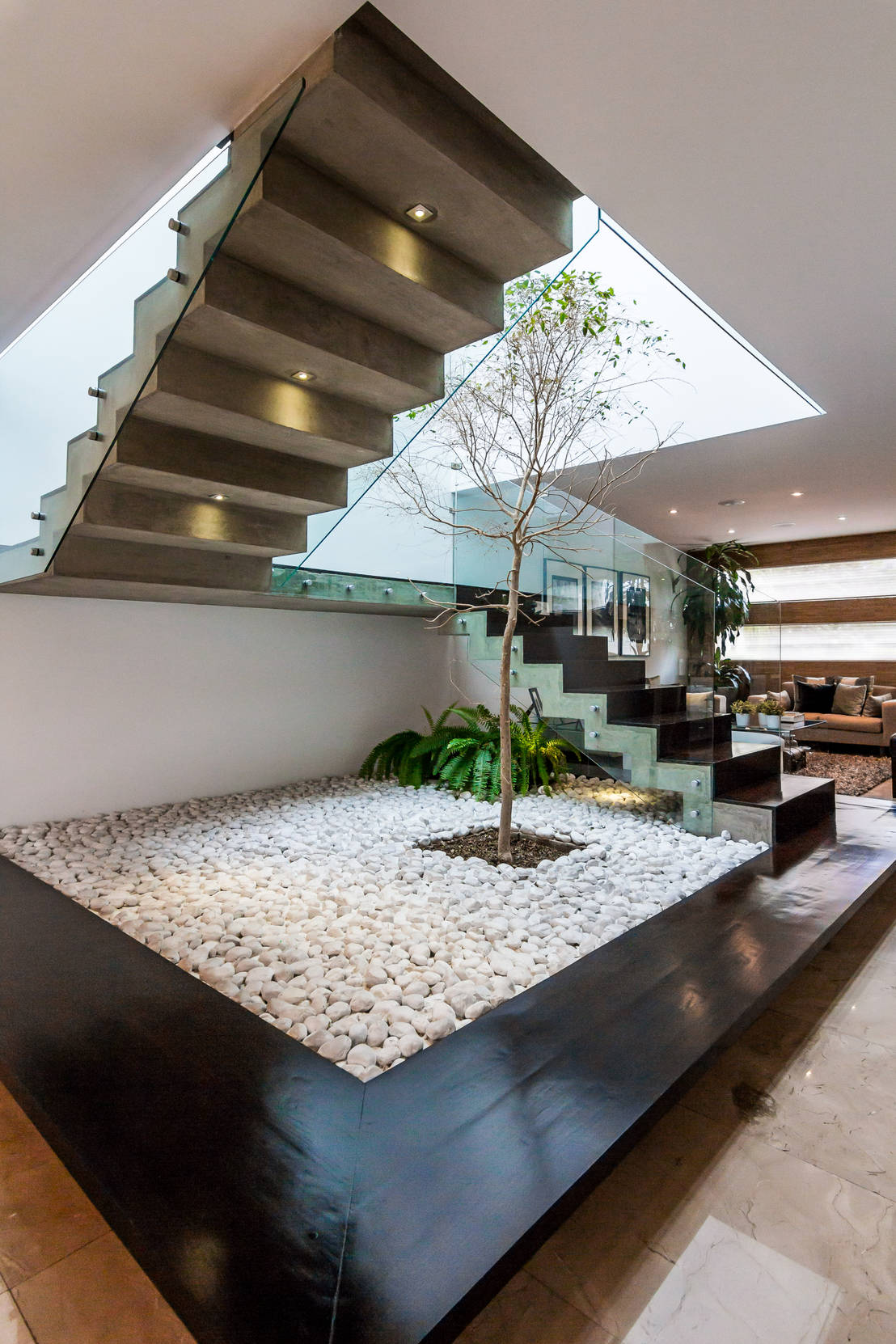 18 trappen met binnentuin, steen & natuurlijke elementen