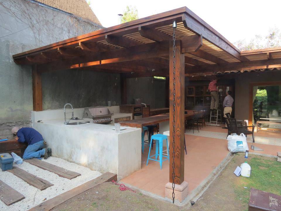 Costruire una veranda con barbecue in giardino?! missione compiuta! Veranda Modern ispirazioni