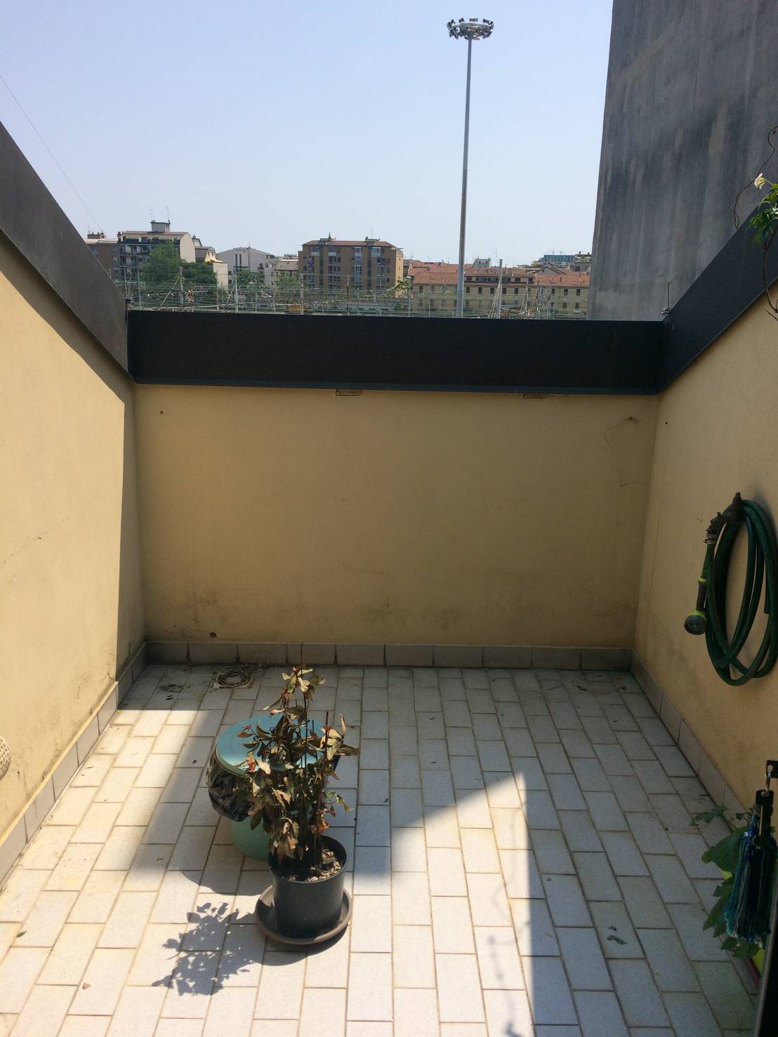 Vorher-Nachher: Trister Balkon wird eine urbane Oase