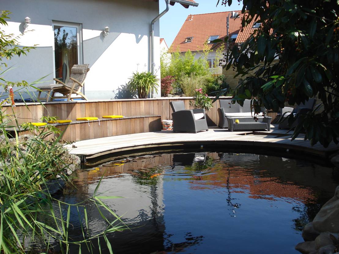 Großer Wohngarten mit KoiTeich von dirlenbach garten