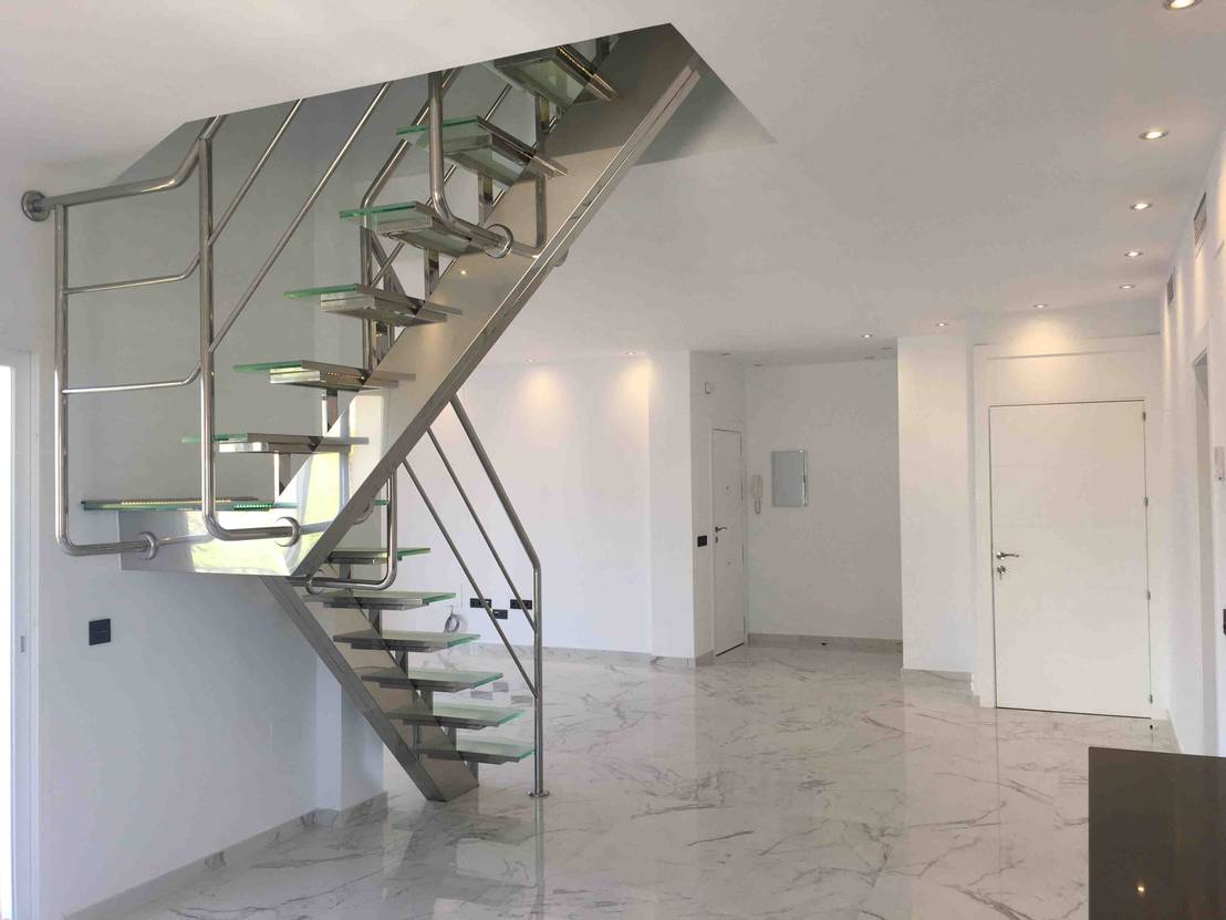 15 escaleras de vidrio y metal ¡perfectas para casas modernas!