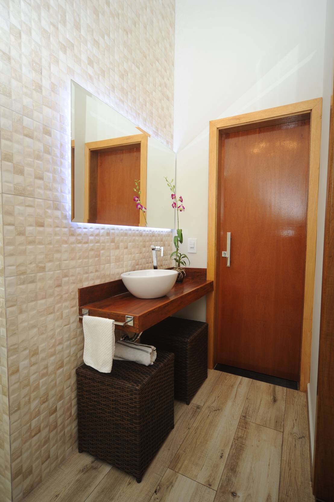 14 Ideas geniales para revestir las paredes del lavabo