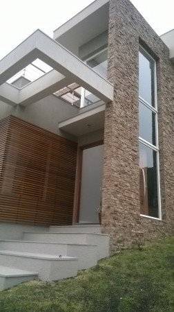 Fachada com a Pedra Ouro Velho por Rebello Pedras 