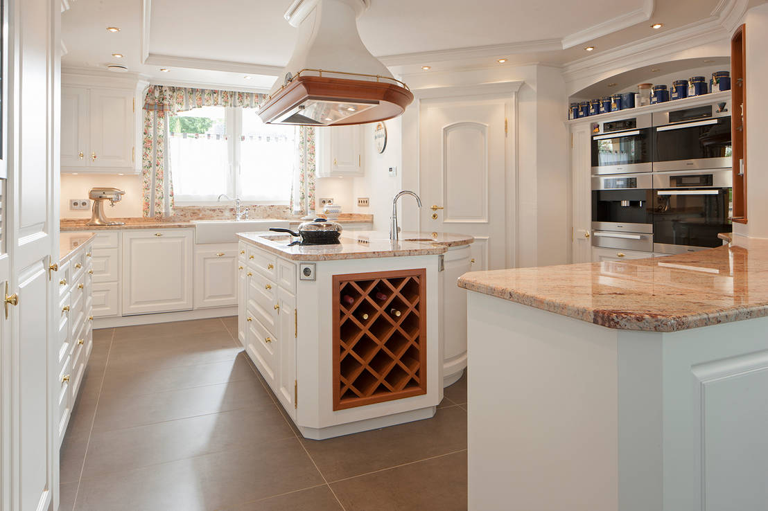 Weisse Landhauskuche By Baur Wohnfaszination Gmbh Homify