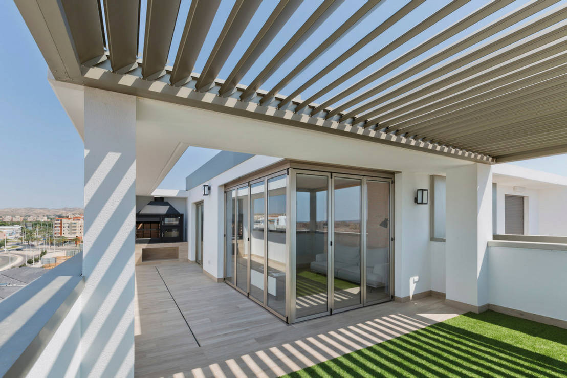 Pérgola bioclimática Saxun instalada en ático de lujo homify