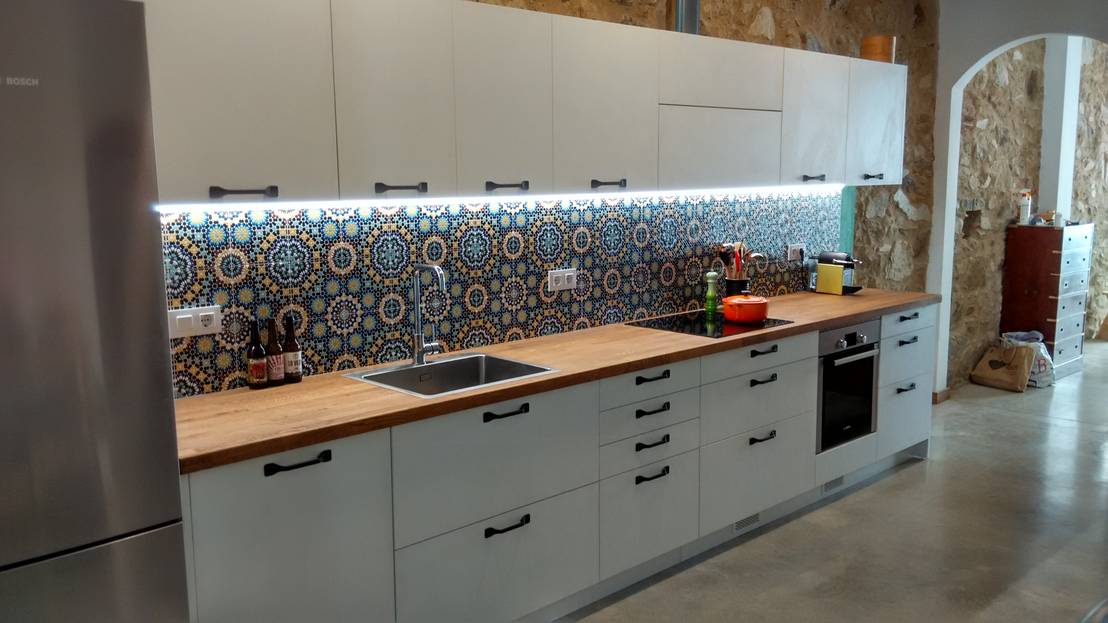 Una cocina industrial llena de color | homify