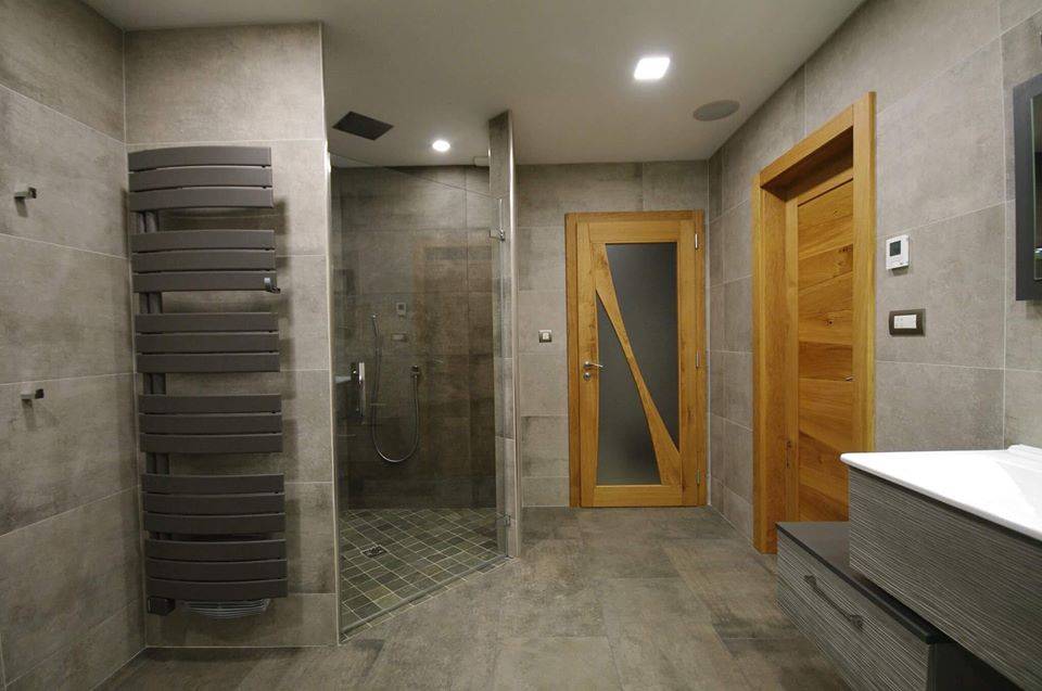 Salle d\'eau spacieuse - douche italienne avec robinetterie encastrée ... Salle d\'eau spacieuse - douche italienne avec robinetterie encastrée ...