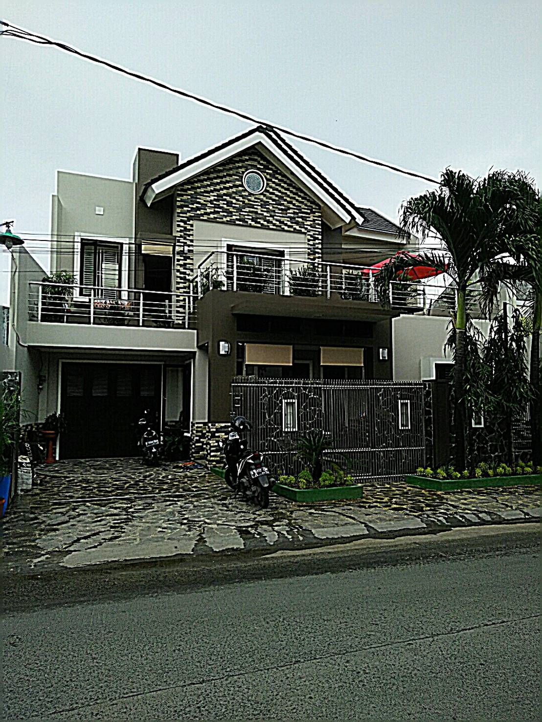 RUMAH TINGGAL TROPIS MINIMALIS DI KARAWACI TANGERANG By Amirul
