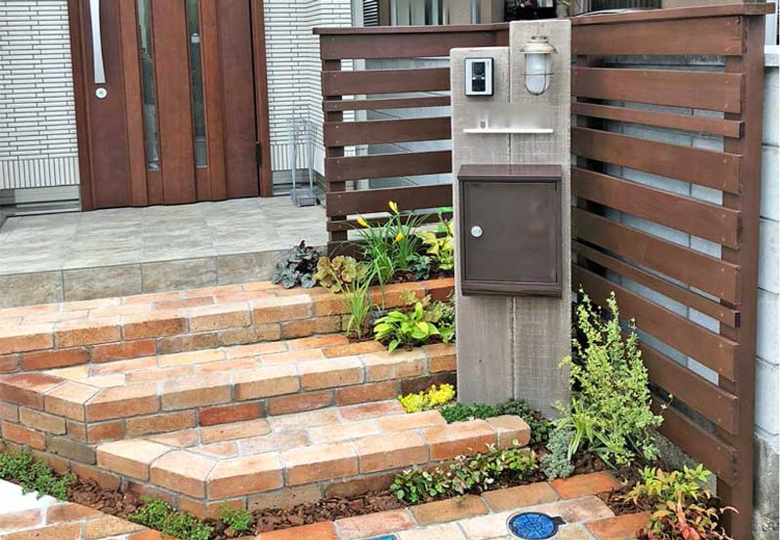アイアンやクラシカルなレンガを使ったアンティーク感あふれるエクステリア Homify