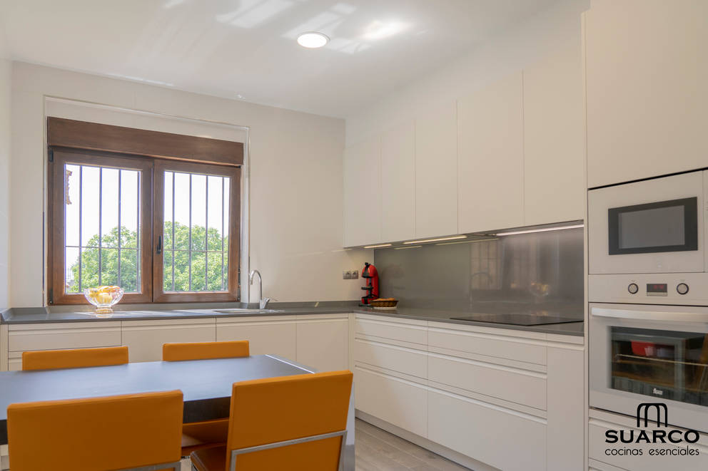 Cocina Blanca con encimera gris expo de Suarco | homify