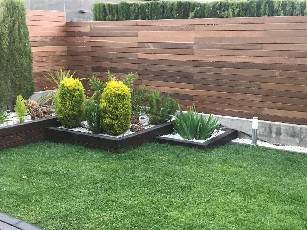 DISEÑO DE JARDIN EN CUARTE DE HUERVA CON TARIMA Y VALLA DE MADERA