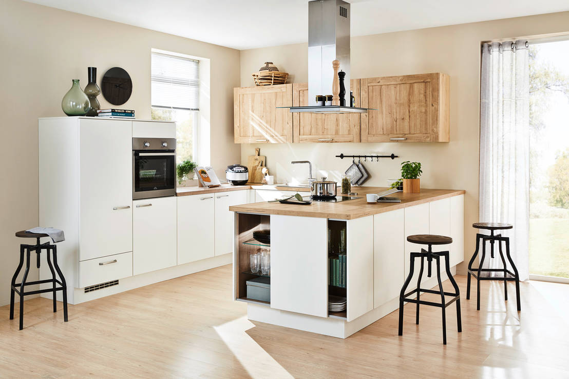 Moderne Landhaus-Küche in U-Form von Küche Aktiv | homify