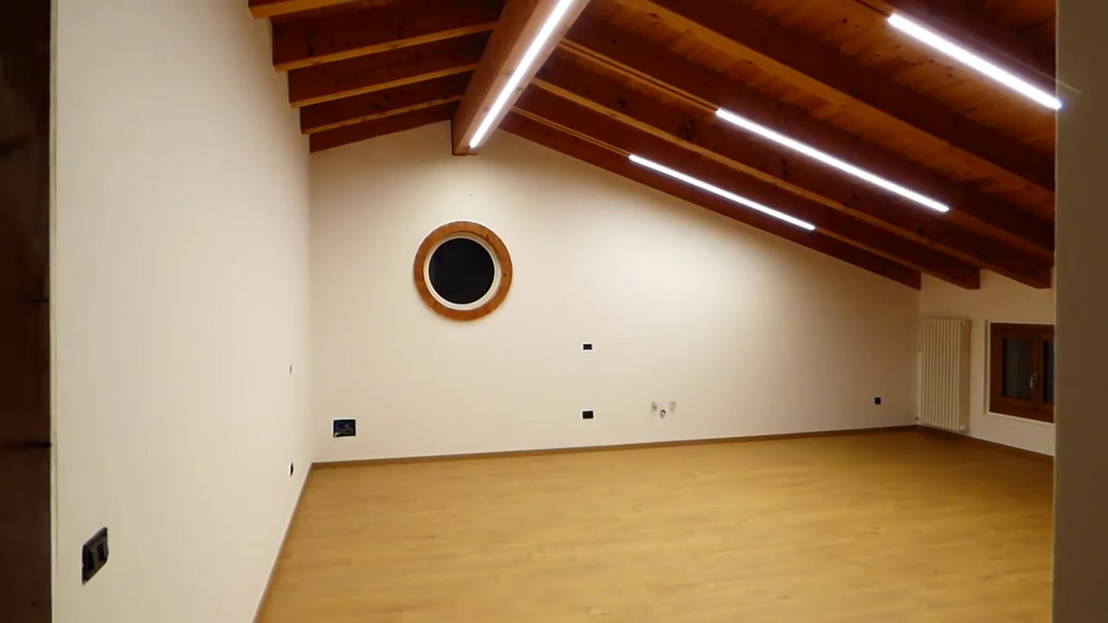 Illuminazione LED Per Mansarda Con Travi A Vista Homify illuminazione-led-per-mansarda-con-travi-a-vista-homify