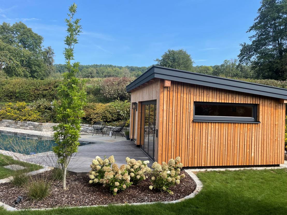 Poolhaus mit Sauna und Holzverkleidung Faltsysteme und Fenster von