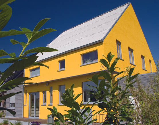 Außenansicht des Architekturbüro Riek mit Flachdach und Holzpanelen
