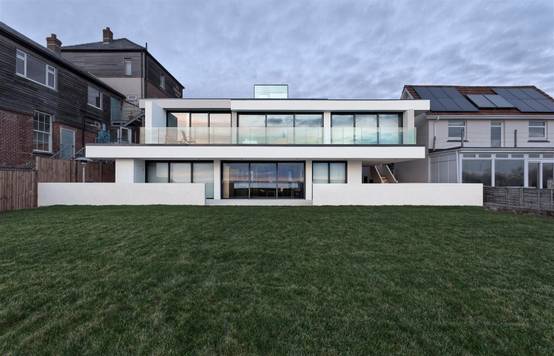 Modernes Haus mit ungewöhnlichem Highlight auf dem Dach