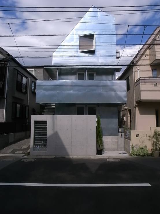 近未来のような外観がお洒落 モダンな3階建て狭小住宅 Homify
