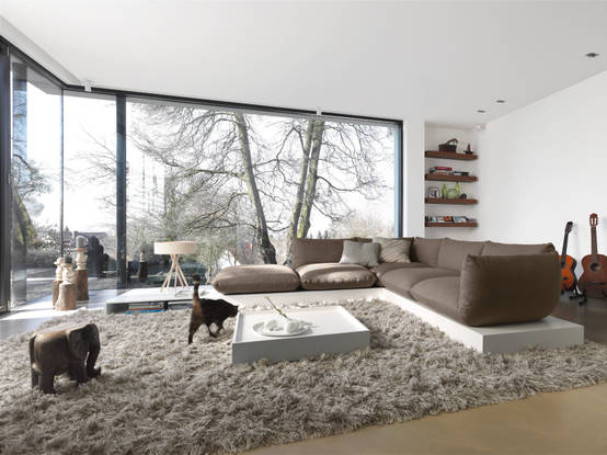 casa con cortinas y alfombras